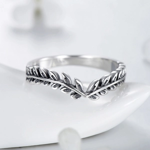Vintage S925 sterling silver leaf arrow ring featuring a V-shaped vine design on white ceramic