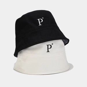Bobs mixtes en noir et blanc avec broderie lettre P pour un style urbain tendance