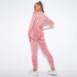 Detailansicht von rosa säuregewaschenem Yoga-Set mit nahtlosem Scrunch-Butt-Hebeeffekt