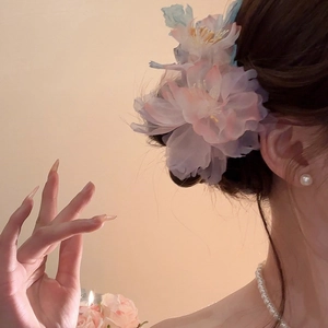 Dettaglio fermaglio per capelli con fiori in rete sfumata rosa e blu e perle eleganti