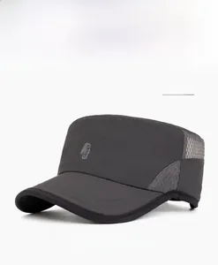 Detail der atmungsaktiven Mesh-Seite und des dunkelgrauen Stoffes der Flatcap