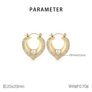 Vue détaillée des boucles d'oreilles cœur dorées avec strass et dimensions 23x23mm