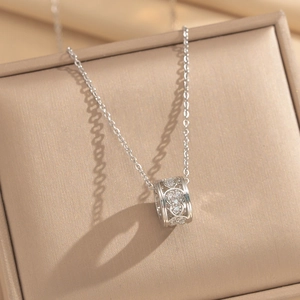 Gedetailleerde close-up van een zilverkleurige kalebas hanger ketting met micro-pavé.