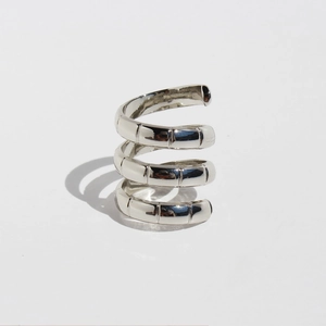 Mehrlagiger Spiralring aus Silber im Bambus-Design mit minimalistischer Optik
