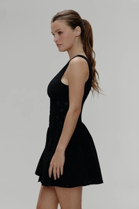 Détail de la broderie florale ajourée sur cette mini-robe noire avec un col en V