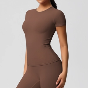 Nauwsluitend yoga T-shirt met korte mouwen in koffiebruin met ademende stretchstof