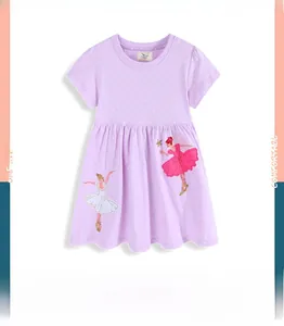 Détail de la robe fille en coton violet à pois blancs et broderie de ballerine