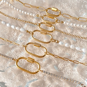 Elegante vergoldete Edelstahlhalsketten mit ovalen Karabinern, Perlen und Schmucksteinen