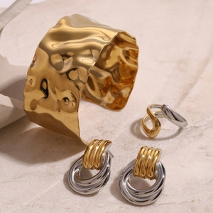 Bracciale rigido dorato martellato di lusso con orecchini bicolore e set di anelli abbinati