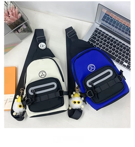 Détail de sacs bandoulière en toile avec fermetures réfléchissantes et pendentif