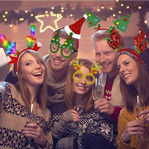 Groupe de personnes portant des serre-têtes de renne et accessoires de fête de Noël