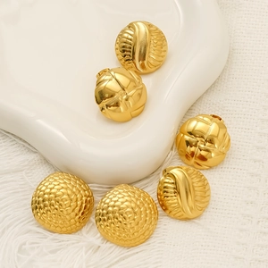 Lot de six boucles d'oreilles en acier inoxydable plaqué or 18 carats aux motifs variés