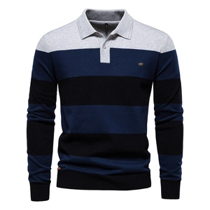 Detail eines gestreiften Polo-Strickpullovers in Grau und Marineblau mit Knopfkragen-Struktur