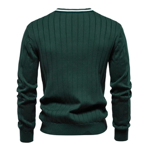 Cardigan da uomo verde scuro con scollo a V, bordi a righe bianche e maglia a coste