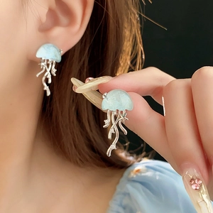 Détail des boucles d'oreilles méduses avec calottes bleues translucides et cristaux argentés