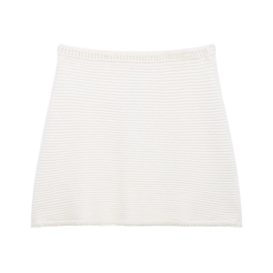 Détail de la mini-jupe blanche en tricot avec bordures perlées et tissu texturé