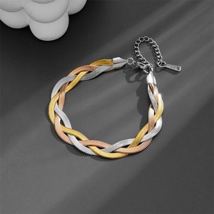 Dettaglio di una collana a tre fili intrecciati a serpente in oro argento e oro rosa