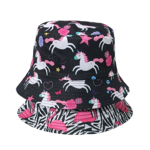 Bobs posés à plat avec motifs licorne et flamant rose sur un fond blanc immaculé