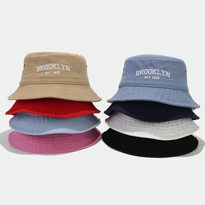 Dettaglio del ricamo Brooklyn su cappelli a secchiello in cotone lavato in vari colori