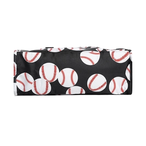 Dettaglio della borsa tote in tela nera resistente con motivo classico di baseball bianco