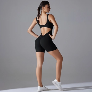 Détail d'un body de yoga noir dos nu avec couture froncée pour effet push-up
