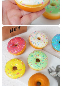 Vue rapprochée de beignets en mousse PU colorés avec pépites dans un décor de thé