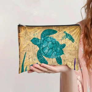 Vue détaillée d'une pochette marine en toile avec motifs de tortue de mer et d'étoile