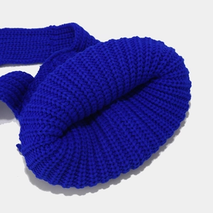 Macro della trama in maglia blu reale che mostra il filato premium e la trama fitta