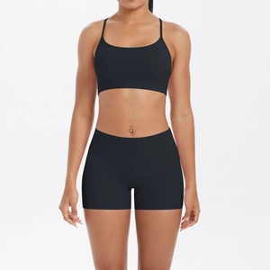 Vue de face d'un ensemble short de sport taille haute noir et brassière sur un mannequin
