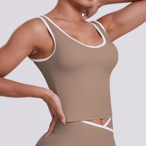 Détail du débardeur de yoga marron avec bordure blanche contrastée et coupe ajustée