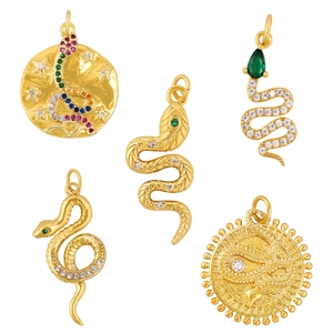 Cinq styles de pendentifs serpent plaqués or 14K avec zircons colorés et pierres fines