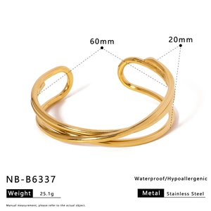 Détails du bracelet en acier inoxydable doré étanche avec design croisé multicouche