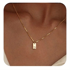 Goldene Box-Halskette mit rechteckigem Anhänger und eingraviertem Buchstaben D am Model