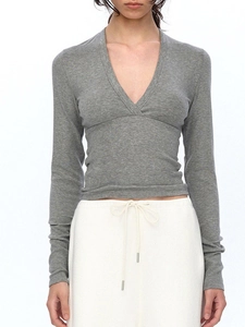 Dettaglio del top grigio slim fit con scollo a V che mostra la trama a coste fine