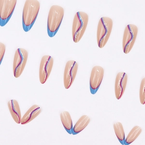 Uñas postizas de almendra con puntas francesas azules y líneas plateadas brillantes