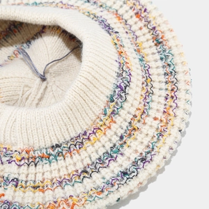 Gros plan du béret en maille avec motifs ondulés colorés et bordure côtelée détaillée