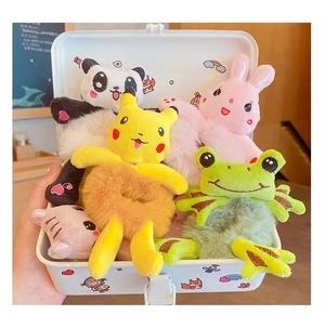 Détail d'un ensemble d'élastiques à cheveux en peluche d'animaux dans une boîte