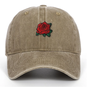 Primer plano detallado del bordado de rosa roja en una gorra de béisbol caqui lavada