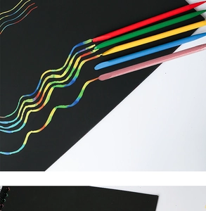 Pennino per scratch art a doppia punta che traccia linee arcobaleno su carta nera