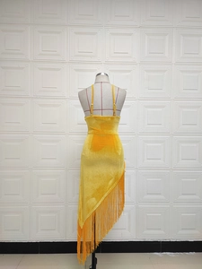 Détails du dos de la robe en velours jaune avec bordure à franges sur un mannequin