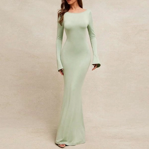 Dettaglio dell'abito lungo in maglia verde chiaro con schiena scoperta e lacci sul retro