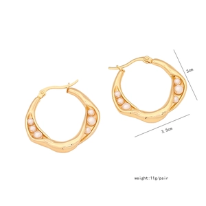 Dettagli di orecchini a cerchio dorati con perle, dimensioni 3,5cm x 3cm e peso della coppia