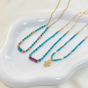 Französisches Design Naturstein-Perlenhalsketten mit Hamsa-Anhänger und vergoldeter Kette