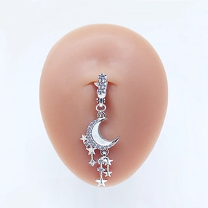 Détail d'un piercing de nombril lune argentée avec cœur en zircon sur modèle
