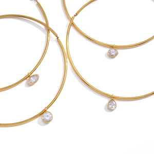 Ras de cou minimalistes en acier doré avec pendentifs en zircon ronds, marquise et poire