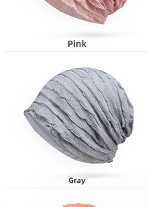 Dettaglio del cappello in cotone che mostra la trama del tessuto a pieghe rosa e grigio