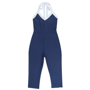 Détail de la combinaison de yoga bleu foncé avec col en U blanc et texture côtelée