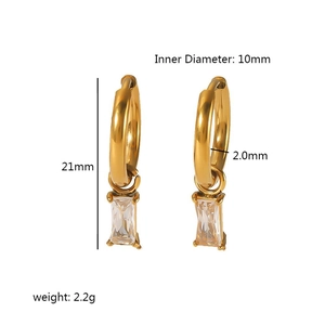 Boucles d'oreilles en titane doré 18 carats avec zircons et dimensions détaillées