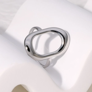 Minimalistischer silberner geometrischer hohler ovaler Edelstahlring auf weißem Display