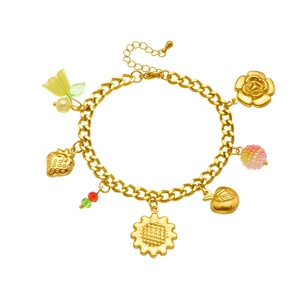 Ensemble collier et bracelet tournesol doré avec breloques colorées sur fond blanc